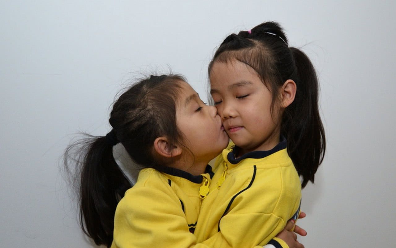 照片中的这两个可爱的小女孩是一对儿双胞胎,今年六岁.