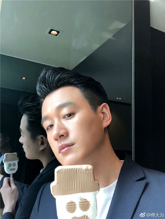 佟大为晒自拍被调侃是东北陈奕迅,发型好抢镜!