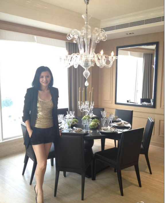 54岁曾华倩生活近照:曾经被闺蜜横刀夺爱,离婚后单身仍风韵犹存