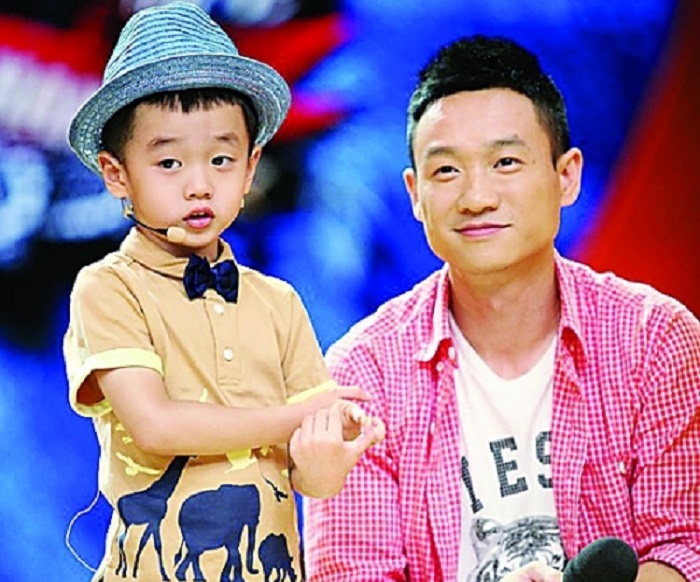 杨威儿子9岁了,从前的内向少年变成"妹控",双胞胎女儿很抢镜