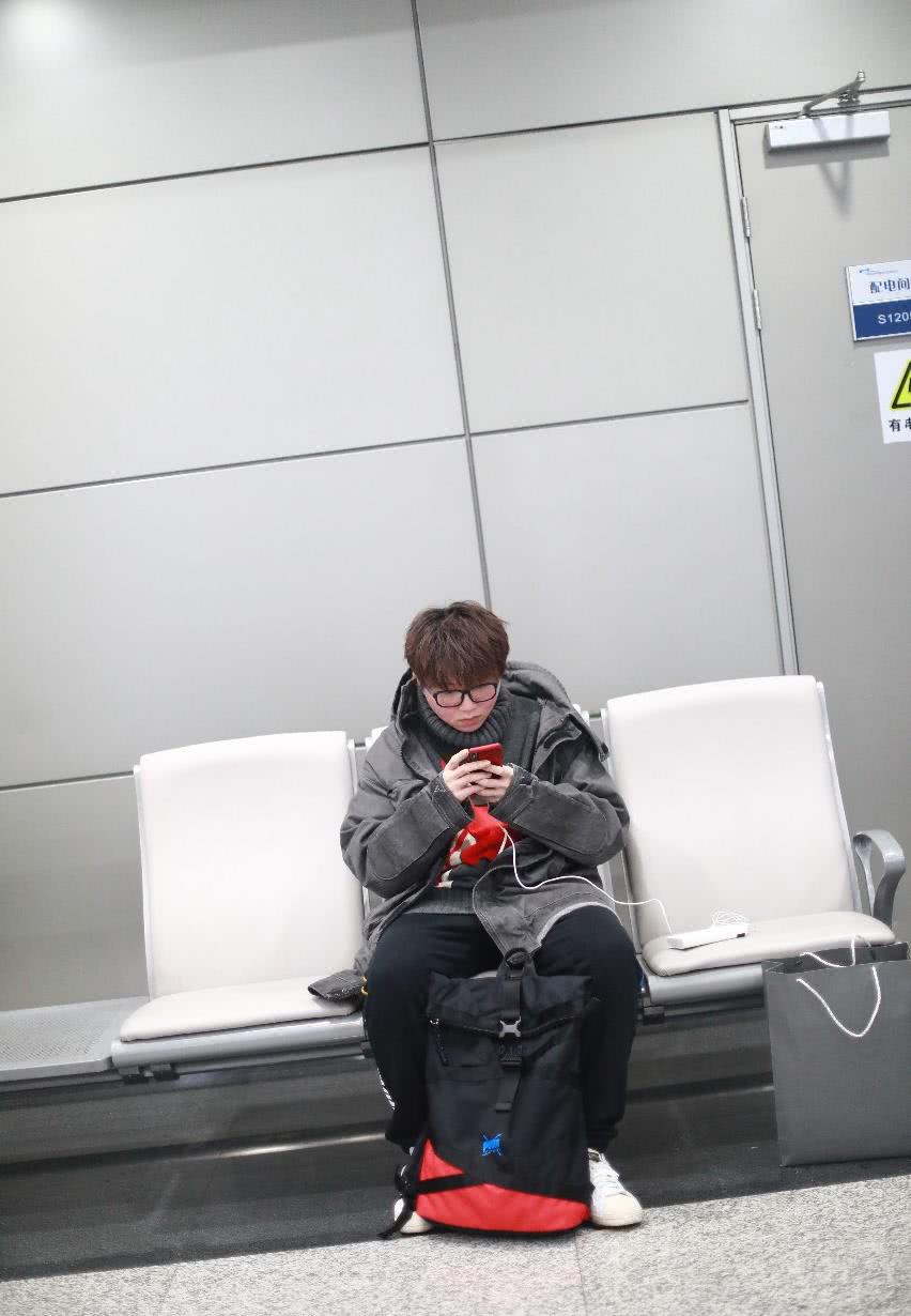 2018年11月15日,毛不易现身四川成都国际机场