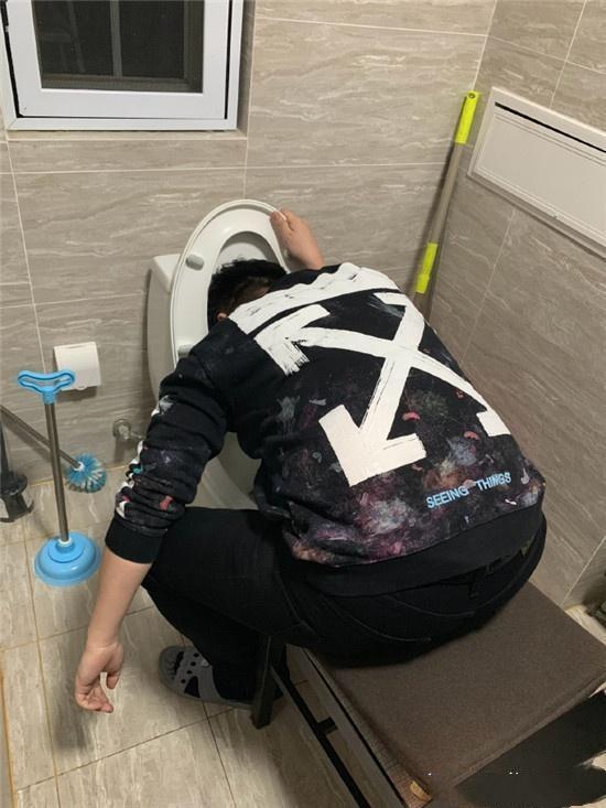 德云社小聚,郭麒麟岳云鹏喝多照片爆出,扶马桶姿势真搞笑