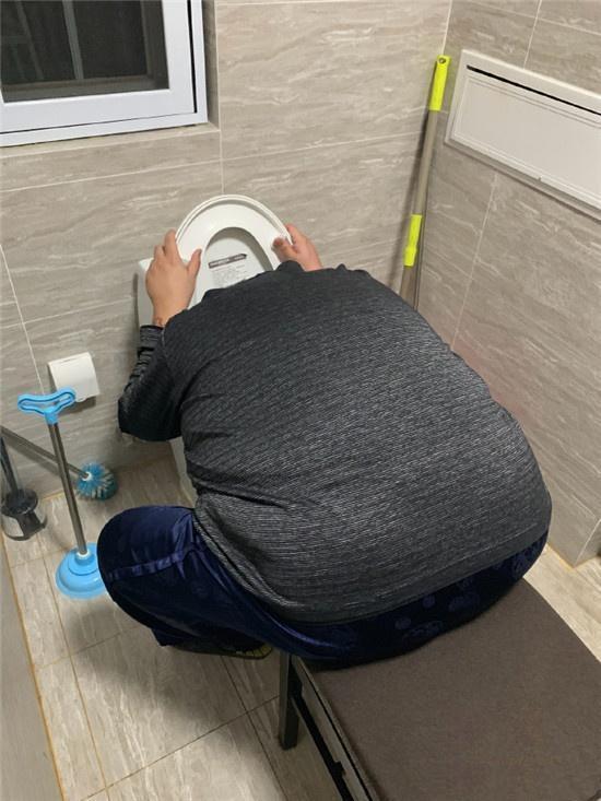 德云社小聚,郭麒麟岳云鹏喝多照片爆出,扶马桶姿势真搞笑