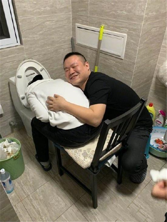 德云社小聚,郭麒麟岳云鹏喝多照片爆出,扶马桶姿势真搞笑
