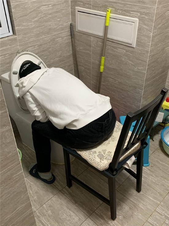 德云社小聚,郭麒麟岳云鹏喝多照片爆出,扶马桶姿势真搞笑
