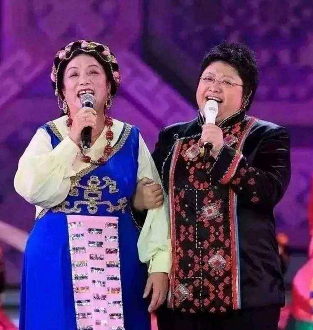 韩红罕见全家照曝光,如此心酸令人心疼,网友:难怪一直不公开!