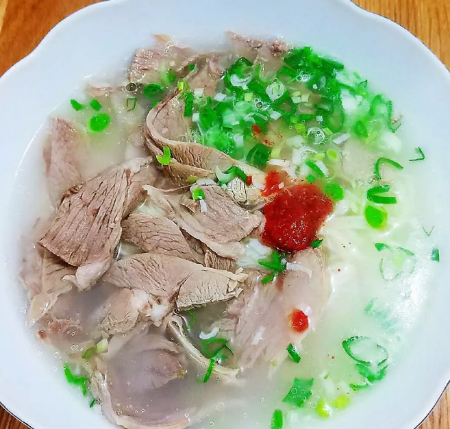 大冷天,你为何不来碗热腾腾的羊肉汤面?汤鲜味美,做法简单!