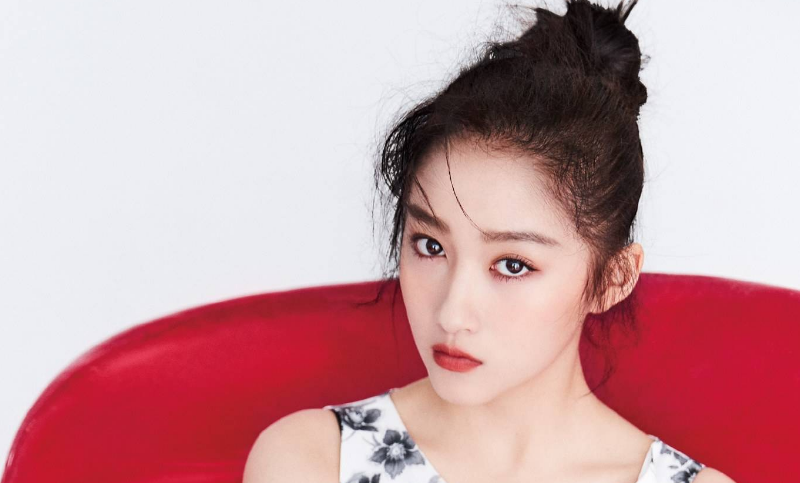 《拜托了冰箱》何炅贴心夹菜,关晓彤举杯亮黑牙,忍不住捂嘴偷笑