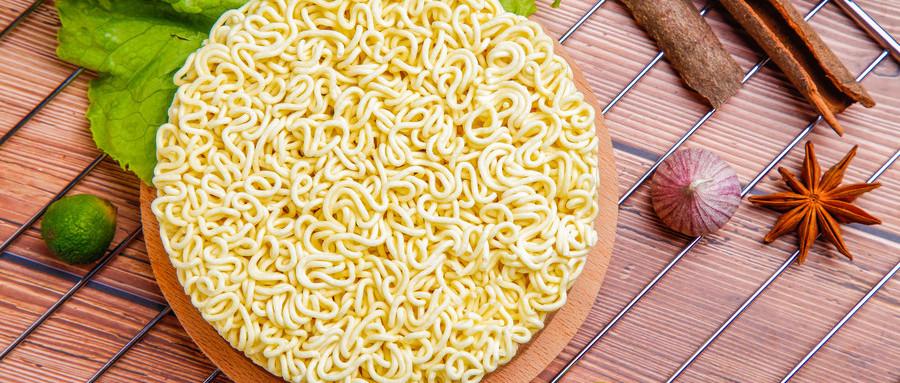 阿姨把方便面做出新花样, 一袋面能卖10元, 小学生们抢着吃