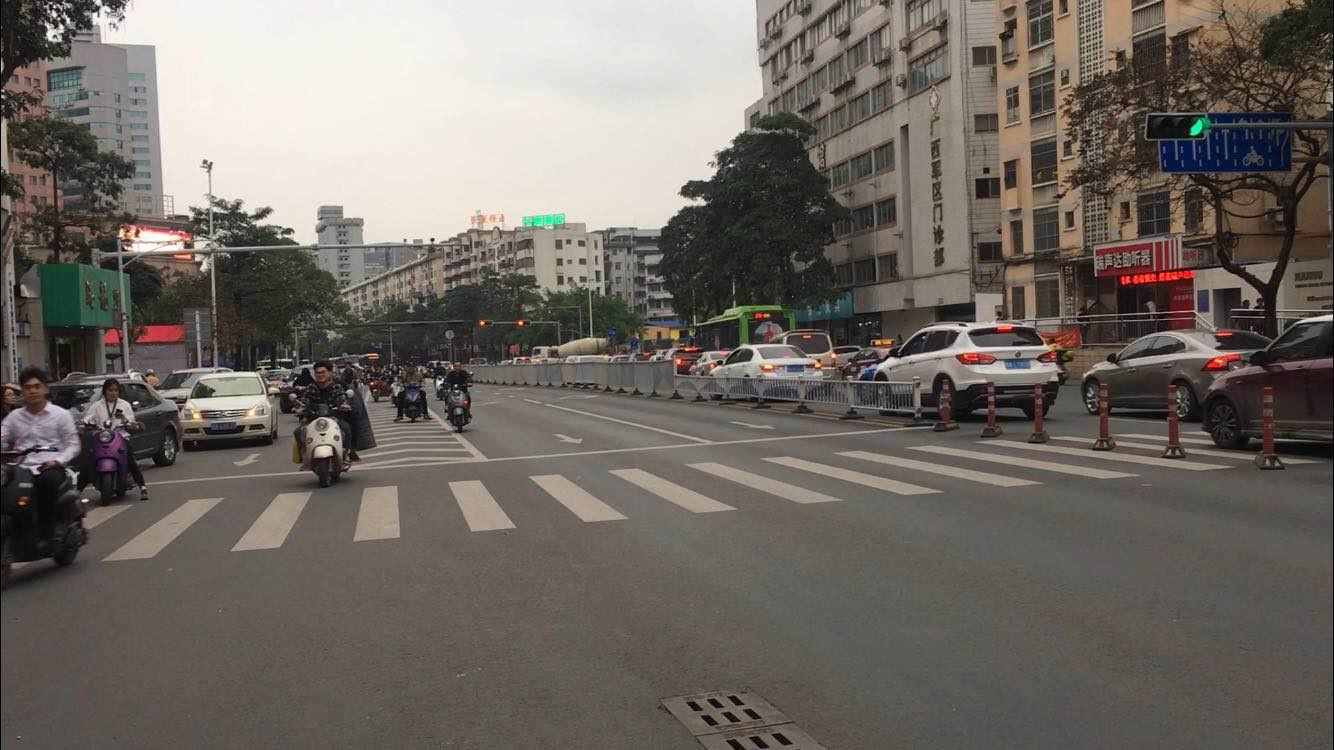 南宁桃源路口设置不合理?交警回应:不能实线改虚线和划网格线