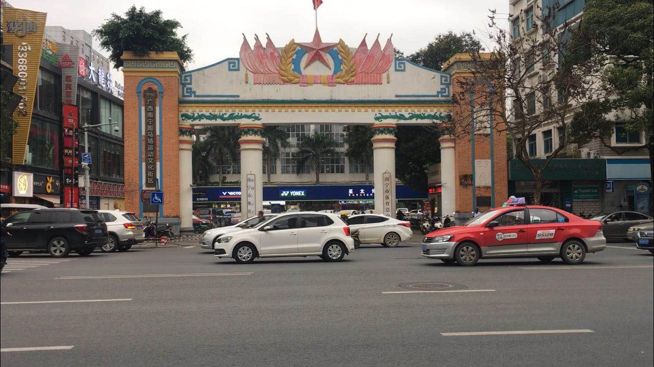 南宁桃源路口设置不合理?交警回应:不能实线改虚线和划网格线