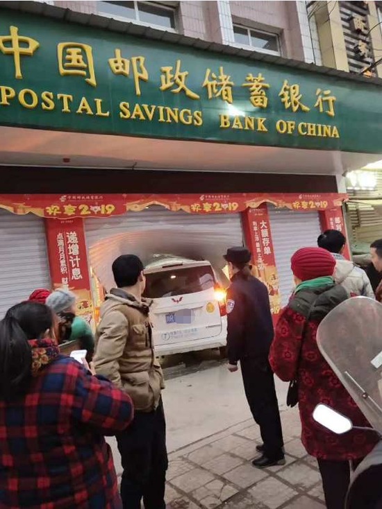 [转帖]男子驾车一脚猛油直冲银行：拿驾照还不满一周
