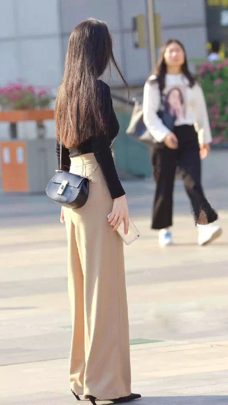 黑色的长袖衫是非常显瘦的,很适合小姐姐这种略微丰满的身材