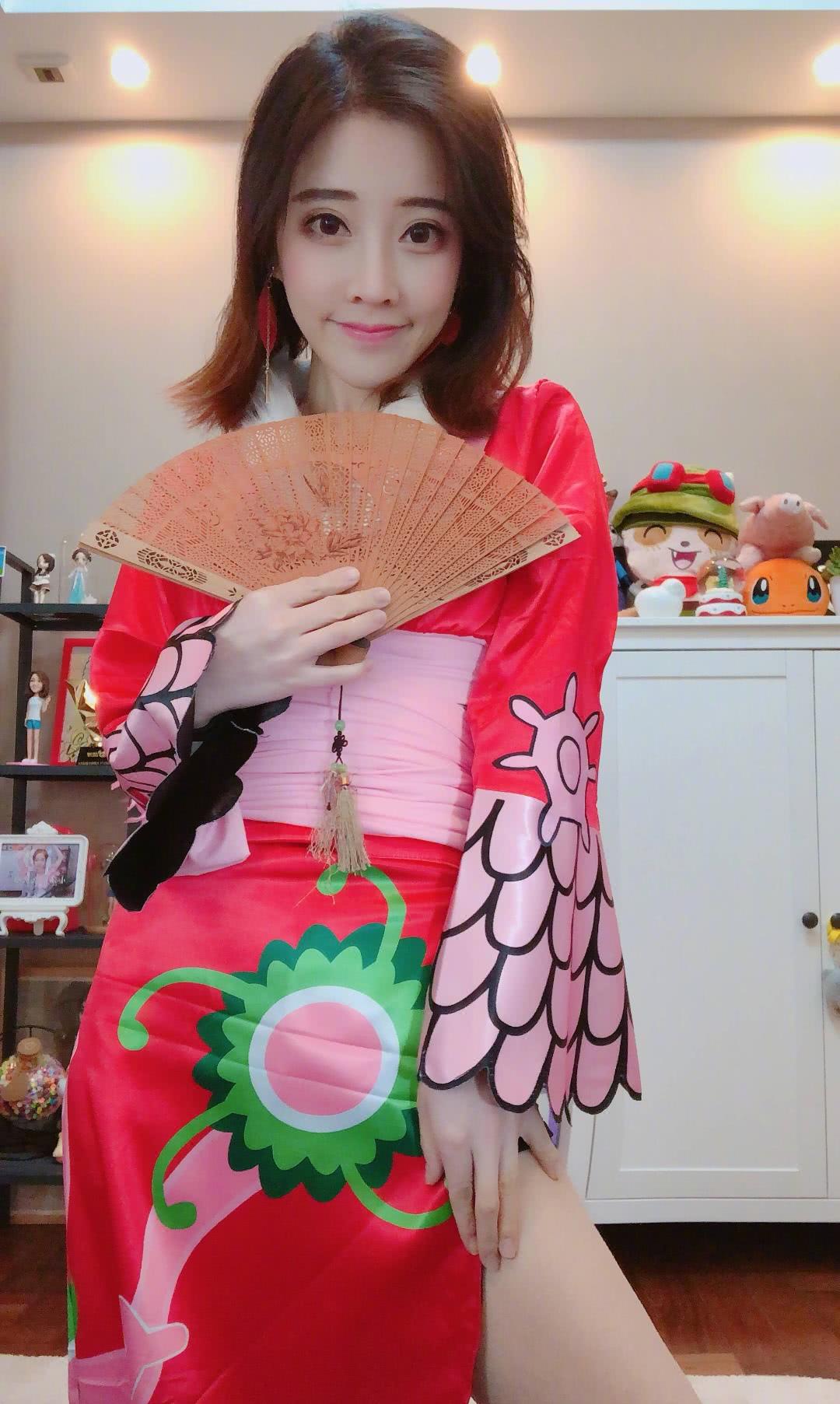 冯提莫cos海贼王女帝,两边开叉直上腰部,网友:黑色的