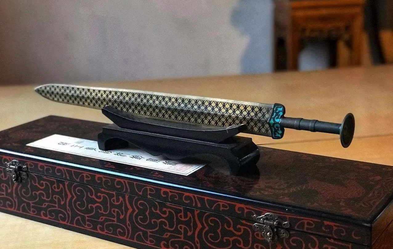 古墓发现"旧箱子",箱中藏绝世双剑,专家取剑竟被割伤!