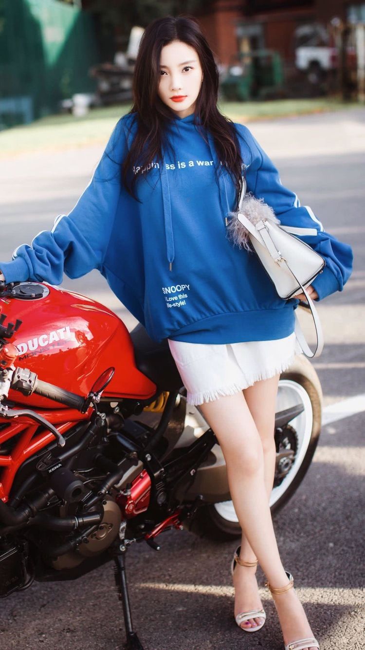 李小璐穿着短裙骑摩托车网友喊话还有什么是你不会的吗