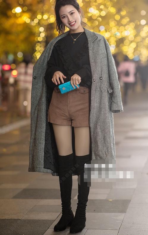 街拍:图四白t搭短裤,大冬天"光腿"出镜,弱弱问一句不冷吗?