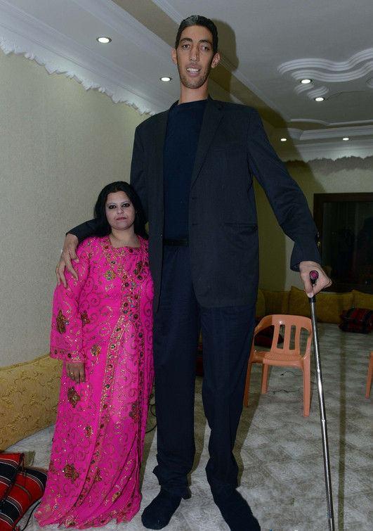 比姚明还高21厘米的第一巨人,1米7妻子:平时看不着他的脸