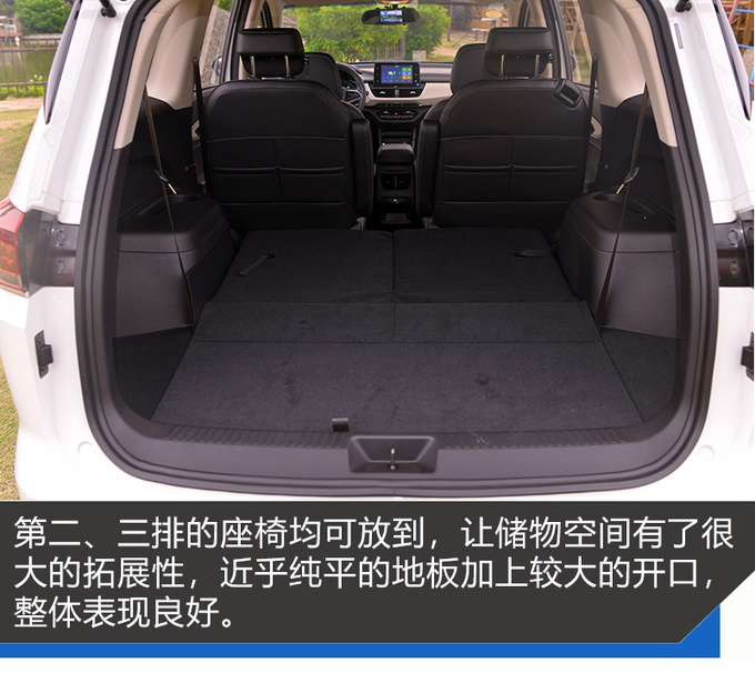 宝骏360的尺寸与主流紧凑型三厢轿车相当,并不像常见的mpv那样车身过