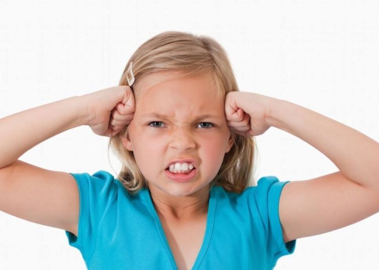 面对愤怒失控的孩子,愚蠢的家长会反击回去,聪明的家长却这么做