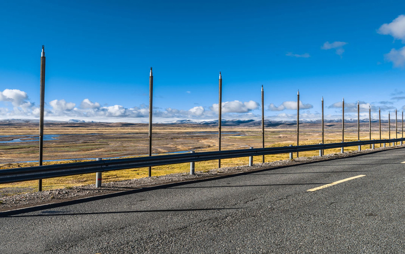 青藏公路两旁插入地底的杆子,没它公路将会瘫痪,它有什么用?