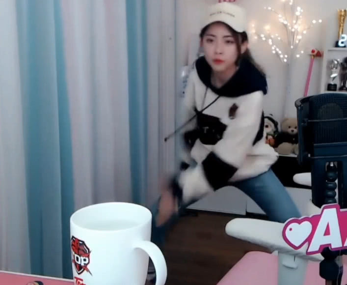 周淑怡直播前脚力挺蔡徐坤,抵制黑子,结果自己跳起来了!