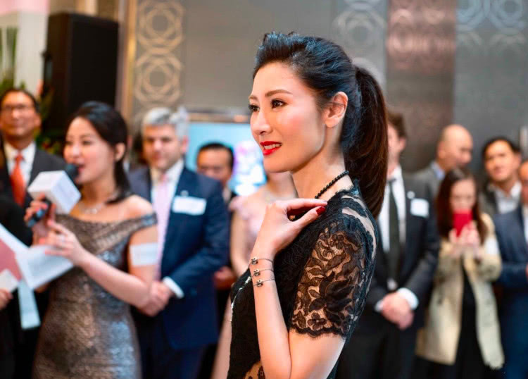 李嘉欣扎高马尾出席活动,小熊项链比透视裙显眼,发型被夸最抢镜