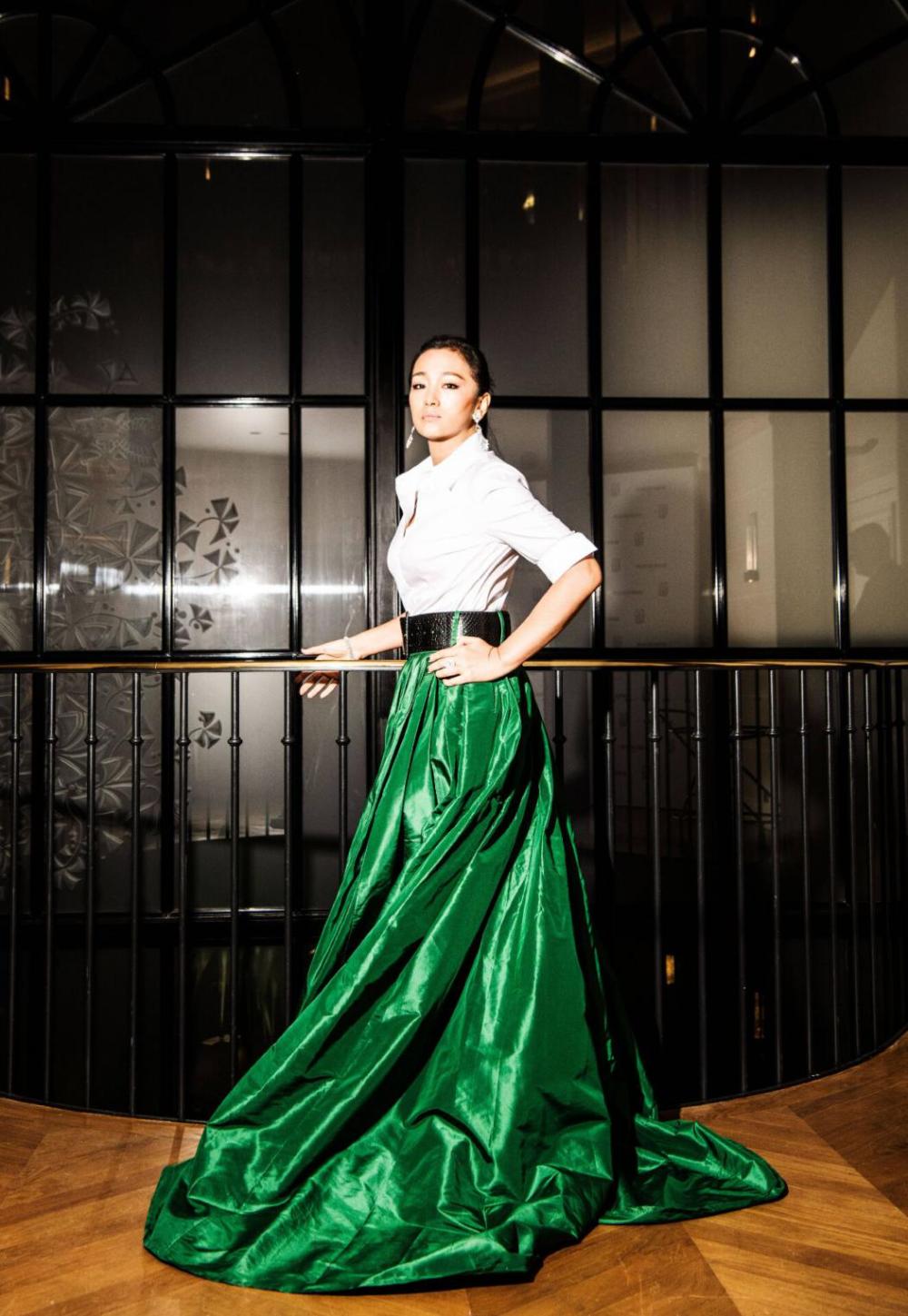 53岁巩俐穿旗袍秀婀娜身材,风韵高贵典雅,网友:魅力不减当年