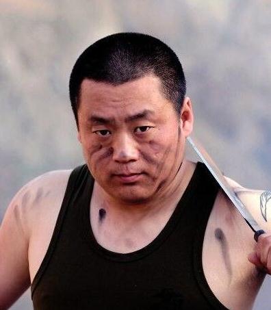 老婆跟着他住10年地下室,今成名给老婆买豪华大别墅,了解一下