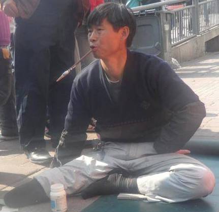 广州街头偶遇断臂乞丐