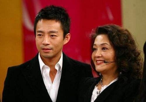 汪小菲爸爸罕见曝光!五官神复制,网友:原来你爸那么帅|汪小菲|五官|张兰_新浪新闻