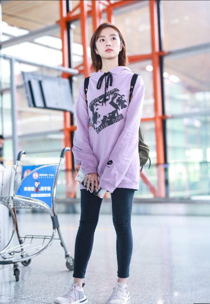 胡冰卿打扮清新少女感爆棚现身机场 清清爽爽的样子像邻家小姐姐