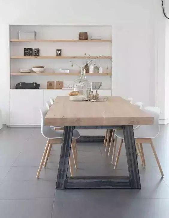 如果你选择的是卡座餐厅,上面加柜子就不太方便,反而是用壁龛来摆放