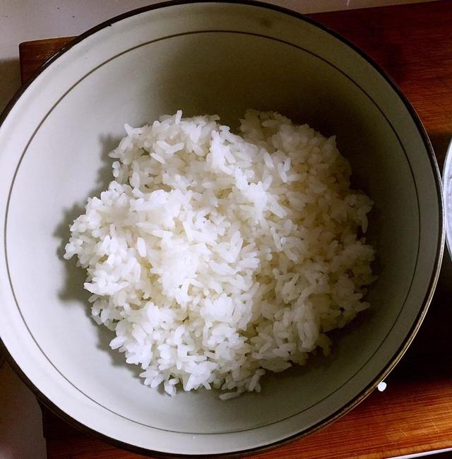 老人到两个女儿家吃饭,在二女儿家中只吃半碗,真相让人落泪