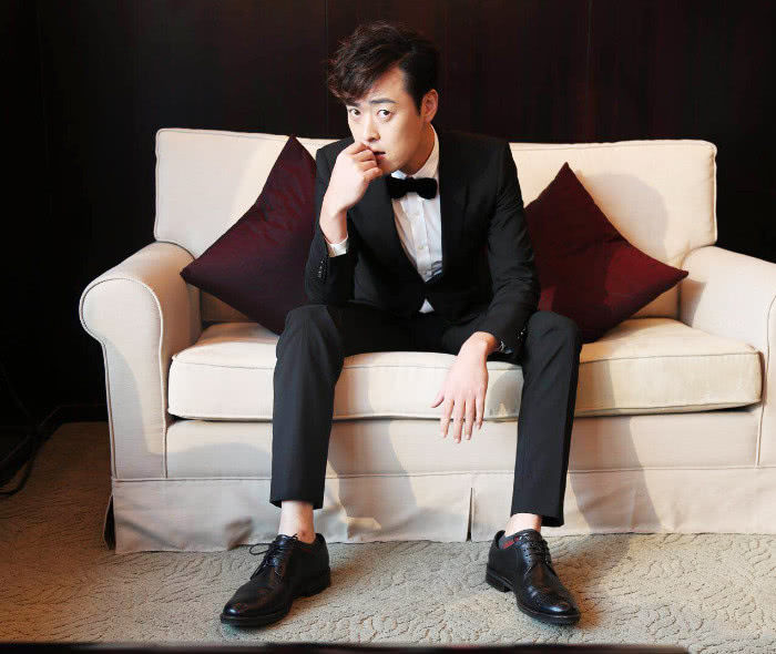 因拍戏被炸双目失明,妻子却依旧不离不弃,37岁成了一位影帝