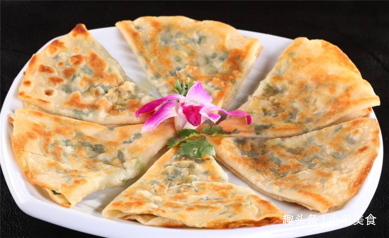 教你做简易版香葱饼,柔软筋道,香味十足,2分钟做好一个!