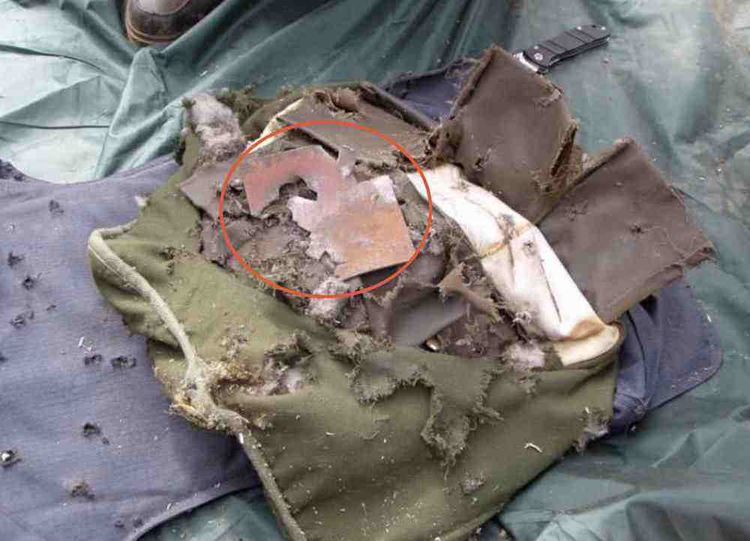 很多人都认为防弹衣能够防住子弹,就是因为在防弹衣的内部插上了钢板