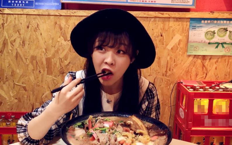 大胃王mini吃完超大碗面