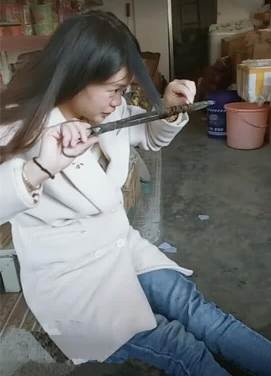小姐姐火钳烫头发, 烫完效果和美发店一样, 网友: 原来是个王者