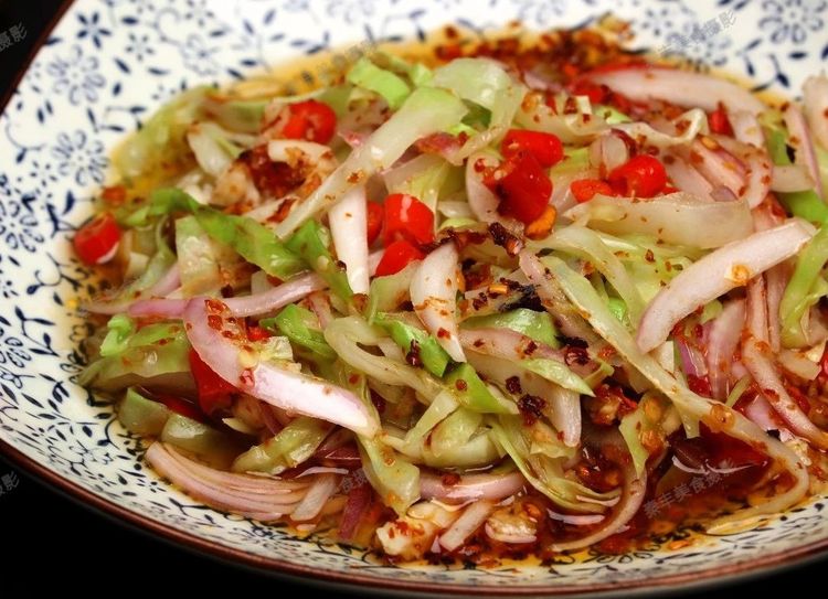 说什么食欲不振!来一盘营养开胃的凉拌洋葱莲白丝吧!