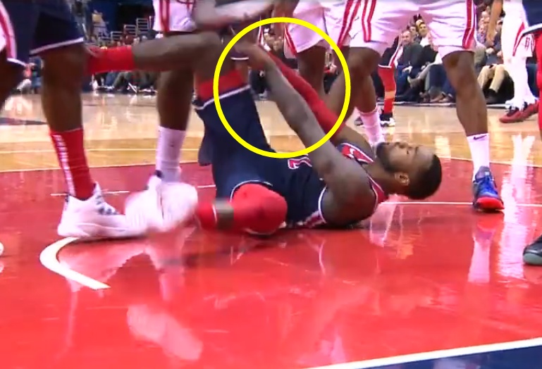 细节:当卡佩拉踩中沃尔要害后,谁留意哈登的举动,老大范十足