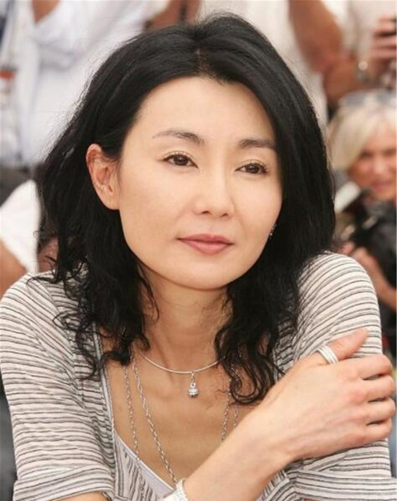 54岁张曼玉气质犹在,一笑像有74岁,网友:快要认不出女神!