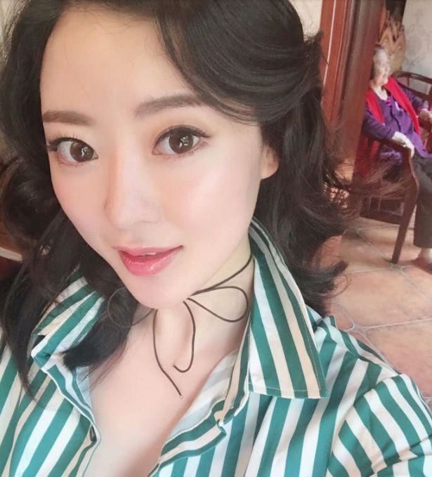 身穿紧身衣物,蒋娉婷展现诱人身材,解锁霸气女王时尚感