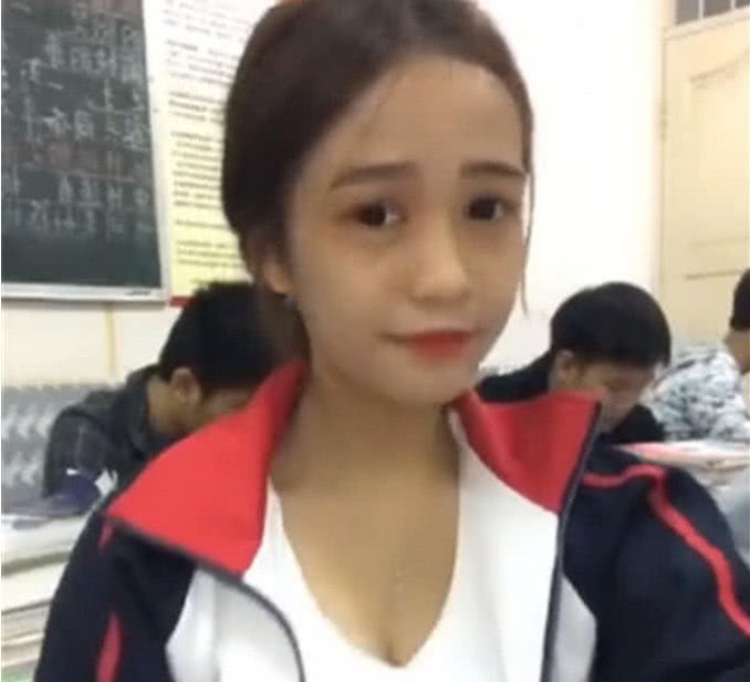 14岁初中生教室拍照身材成为最大亮点网友太社会