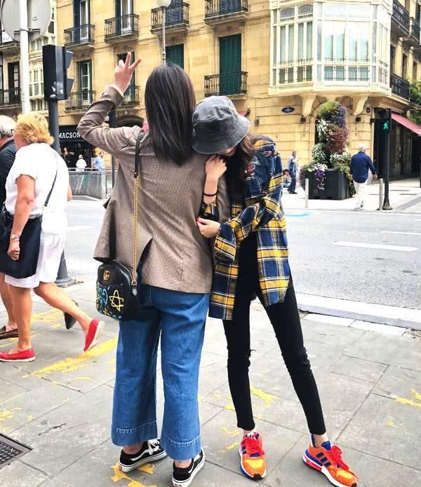 杨幂这腿美得不真实,世界上还有这么细的腿吗?像拉长的