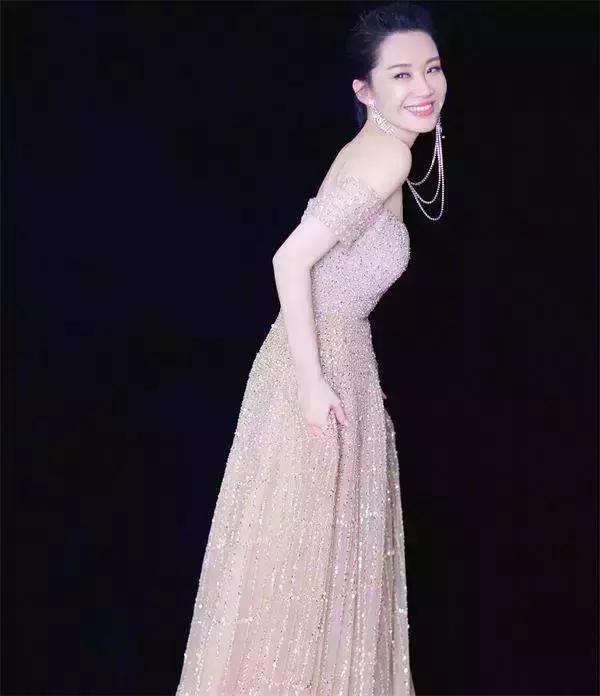 挡不住的热晴! 冻龄女神49岁许晴嘟嘴卖萌 媚眼如丝很撩人