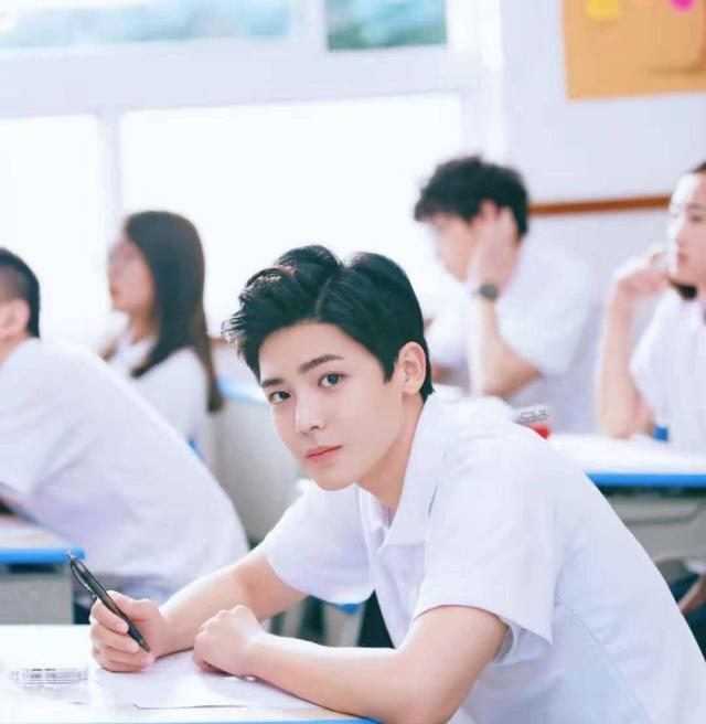 《回到过去拥抱你》定档,侯明昊颜值在线穿上校服成校草,太帅了