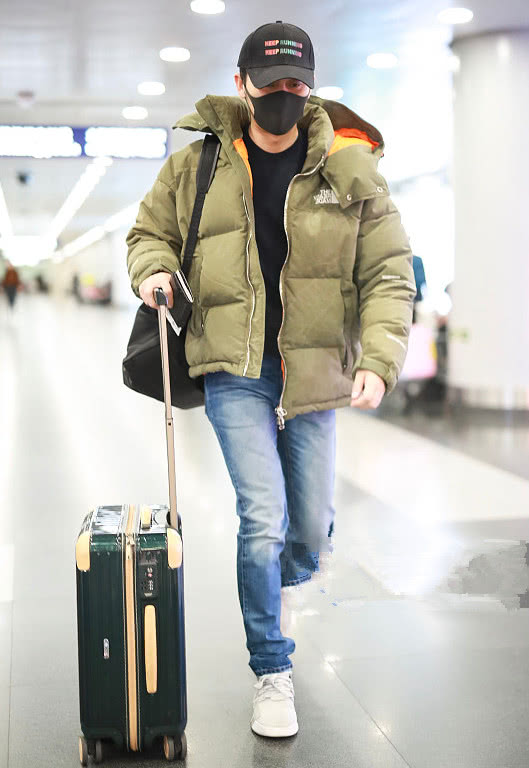 李晨真节俭!穿五百多羽绒服一千多鞋子就出门,全身搭配不超5千