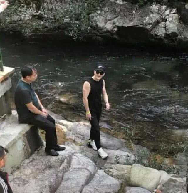 张馨予何捷旅游照曝光何教官在玩馨予探出身为他拍照好甜蜜