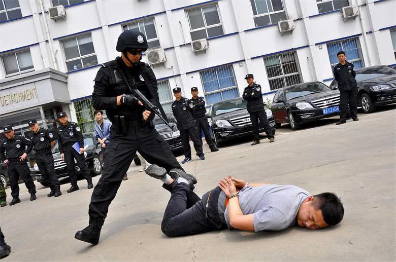 军人和警察共同执行任务,指挥权在谁手中?没有人猜得到